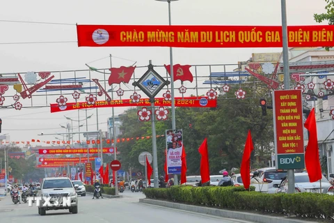 Đường phố rợp cờ hoa, băngrôn, khẩu hiệu chào đón Năm Du lịch Quốc gia-Điện Biên và Lễ hội Hoa Ban 2024. (Ảnh: Xuân Tư/TTXVN)