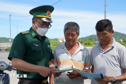 Bộ đội Trạm Kiểm soát Biên phòng Pháo Đài, thành phố Hà Tiên, tỉnh Kiên Giang tuyên truyền chống khai thác IUU đến chủ tàu cá. (Ảnh: Văn Sĩ/TTXVN)