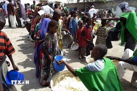 Trẻ em nhận lương thực cứu trợ tại Mogadishu, Somalia. (Ảnh: AFP/TTXVN)