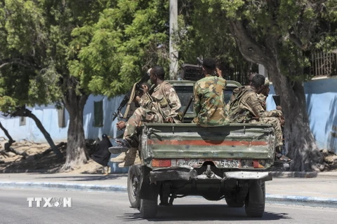 Binh sỹ Somalia tuần tra gần hiện trường vụ tấn công nhằm vào khách sạn ở Mogadishu, Somalia, ngày 15/3. (Ảnh: AFP/TTXVN)