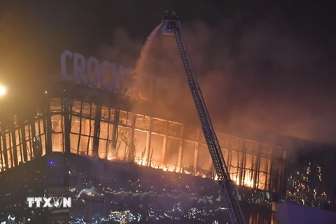 Lính cứu hỏa nỗ lực dập lửa tại hiện trường vụ tấn công khủng bố nhằm vào phòng hòa nhạc trong trung tâm thương mại Crocus City Hall ở Moskva, Nga ngày 22/3. (Ảnh: THX/TTXVN)