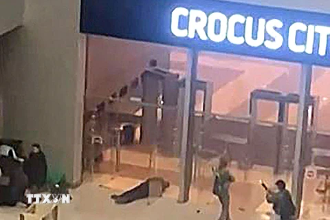 Hình ảnh trích từ video cho thấy các tay súng đang di chuyển vào trong trung tâm thương mại Crocus City Hall ở Krasnogorsk, ngoại ô Moskva, Nga ngày 22/3. (Ảnh: AFP/TTXVN)