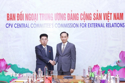 Trưởng Ban Đối ngoại Trung ương Lê Hoài Trung và Trưởng Ban Quốc tế Đảng Lao động Triều Tiên, Chủ tịch Ủy ban Đối ngoại Hội nghị Nhân dân Tối cao Triều Tiên Kim Song Nam. (Ảnh: Phương Hoa/TTXVN)