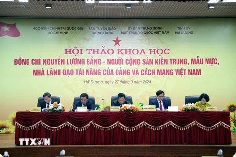 Đoàn Chủ tịch chủ trì hội thảo. (Ảnh: Mạnh Tú/TTXVN)