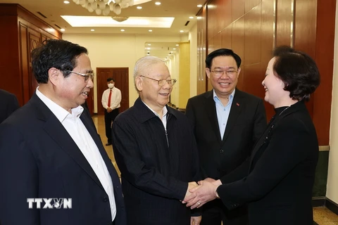 Tổng Bí thư Nguyễn Phú Trọng với các lãnh đạo Đảng, Nhà nước và thành viên Tiểu ban Nhân dự tham dự phiên họp của Tiểu ban Nhân sự Đại hội XIV của Đảng. (Ảnh: Trí Dũng/TTXVN)