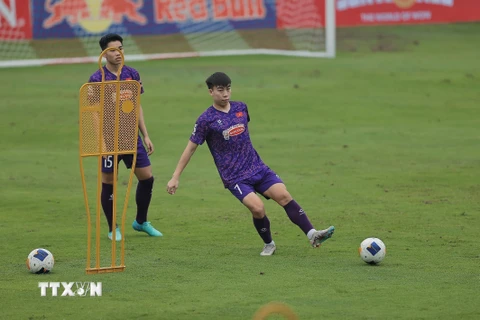 Các cầu thủ U23 Việt Nam tích cực tập luyện. (Ảnh: Minh Quyết/TTXVN)