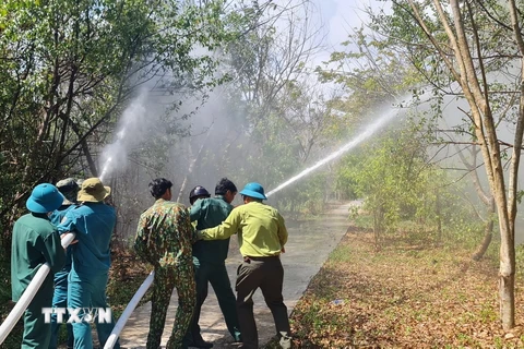 Thực hành phương án phòng cháy chữa cháy tại Khu Bảo tồn loài-sinh cảnh Vườn chim Bạc Liêu. (Ảnh: TTXVN phát)