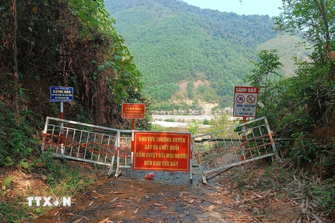 Lắp đặt hàng rào, biển cấm tại đường xuống suối Vũng Bọt, thượng nguồn sông Cu Đê, thuộc xã Hòa Bắc, huyện Hòa Vang, thành phố Đà Nẵng. (Ảnh: Quốc Dũng/TTXVN)