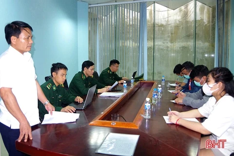 Lực lượng Bộ đội Biên phòng Hà Tĩnh lấy thêm thông tin từ các nạn nhân. (Nguồn: Báo Hà Tĩnh)