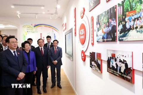 Chủ tịch Quốc hội Vương Đình Huệ thăm Trung tâm Lập pháp Hồng Kiều. (Ảnh: Nhan Sáng/TTXVN)