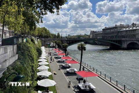 Sông Seine, nơi dự kiến sẽ tổ chức màn diễu hành bằng thuyền của hơn 10.500 vận động viên. (Ảnh Thu Hà/TTXVN)