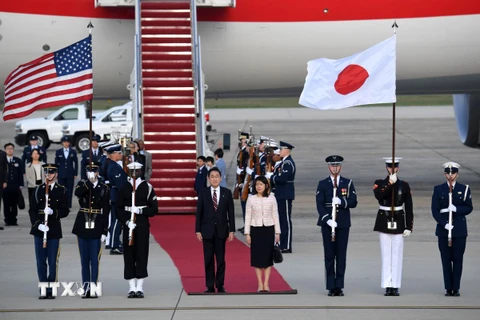 Thủ tướng Nhật Bản Fumio Kishida (giữa, trái) cùng phu nhân Yuko Kishida tới căn cứ không quân Andrews ở bang Maryland, Mỹ ngày 8/4. (Ảnh: AFP/TTXVN)