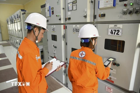 Công nhân Điện lực tỉnh Điện Biên kiểm tra chỉ số công tơ. (Nguồn: TTXVN)