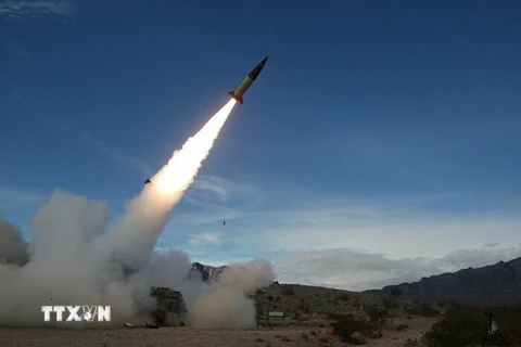 Tên lửa được phóng từ Iran về phía Israel tối 13/4. (Ảnh: IRNA/TTXVN)