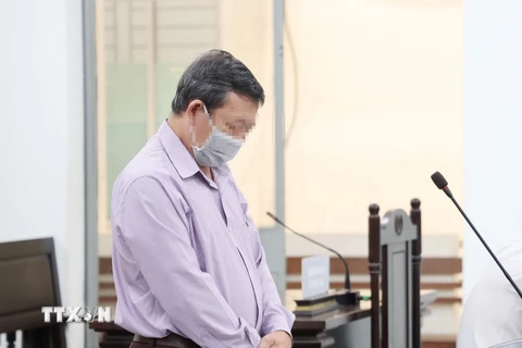 Bị cáo Huỳnh Văn Dõng, cựu Giám đốc CDC Khánh Hòa bị tuyên án 3 năm 6 tháng tù giam. (Ảnh: Tiên Minh/TTXVN)