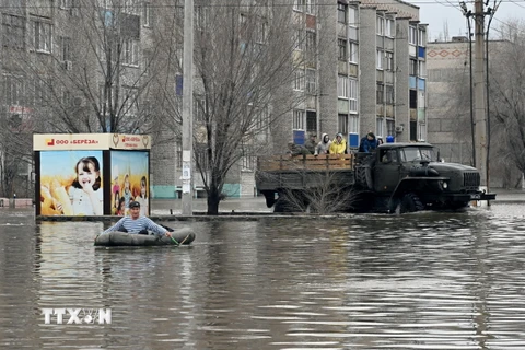 Lực lượng cứu hộ sơ tán người dân khỏi khu vực ngập lụt ở thành phố Orsk, vùng Orenburg, Nga. (Ảnh: AFP/TTXVN)