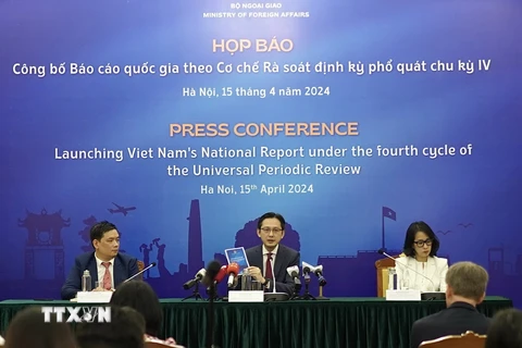 Thứ trưởng Bộ Ngoại giao Đỗ Hùng Việt chủ trì họp báo. (Ảnh: Quỳnh Anh/TTXVN phát)