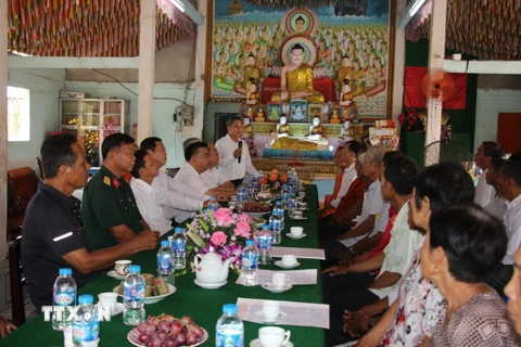 Chủ tịch Ủy ban Nhân dân tỉnh Hậu Giang chúc Tết đồng bào Khmer. (Ảnh: Nguyễn Hằng/TTXVN)