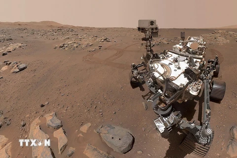Tàu thăm dò Perseverance làm nhiệm vụ trên bề mặt Sao Hỏa. (Ảnh: AFP/TTXVN)