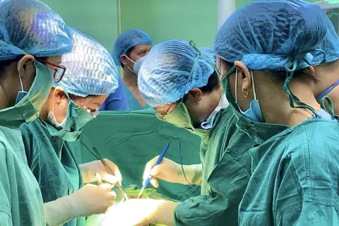 Các bác sỹ Bệnh viện Phụ sản Trung ương và Bệnh viện Tim Hà Nội phối hợp phẫu thuật cho thai phụ mắc bệnh lý tim bẩm sinh. (Ảnh do bệnh viên cung cấp)