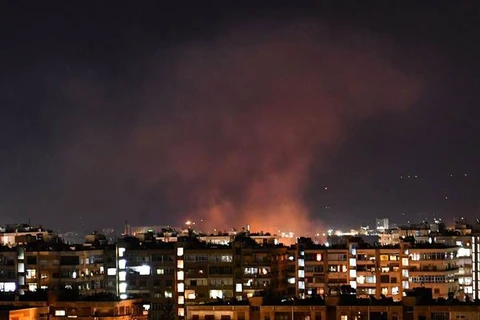 Khói bốc lên sau vụ tấn công của Israel nhằm vào địa điểm phòng không ở miền Nam Syria. (Nguồn: AFP)