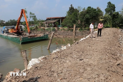 Đắp đập ngăn mặn tại vàm kênh Lầu tại xã Ngũ Hiệp, huyện Cai Lậy, tỉnh Tiền Giang. (Ảnh: Minh Trí/TTXVN)