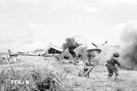Bộ đội ta vượt qua cầu Mường Thanh, tấn công vào Sở chỉ huy Tập đoàn cứ điểm Điện Biên Phủ, chiều 7/5/1954. Ảnh: Tư liệu TTXVN