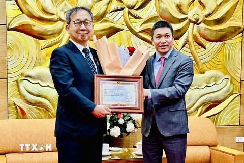 Chủ tịch Liên hiệp Các tổ chức hữu nghị Việt Nam Phan Anh Sơn trao Kỷ niệm chương cho Đại sứ Yamada Takio. (Ảnh: Việt Đức/TTXVN)