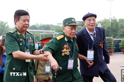Các cựu chiến binh, cựu thanh niên xung phong tham gia chiến dịch Điện Biên Phủ vào Lăng viếng Chủ tịch Hồ Chí Minh. (Ảnh: Phạm Kiên/TTXVN)