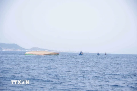 Hiện trường vụ chìm sà lan cách đảo Lý Sơn 4 hải lý. (Ảnh: TTXVN phát)