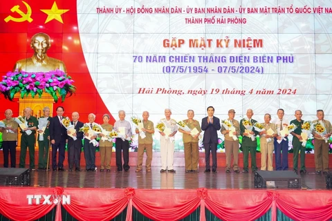 Ông Lê Tiến Châu, Ủy viên Trung ương Đảng, Bí thư Thành ủy Hải Phòng tặng hoa các cựu chiến binh. (Ảnh: TTXVN phát)