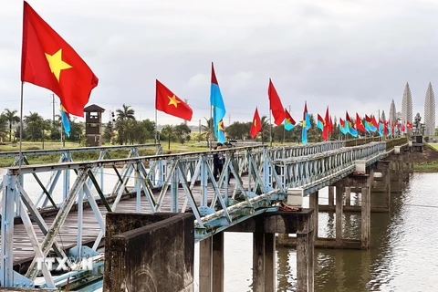 Cầu Hiền Lương trong ngày Lễ thượng cờ 'Thống nhất non sông.' (Ảnh: Nguyên Linh/TTXVN)