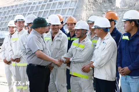 Thủ tướng Phạm Minh Chính thăm hỏi, động viên công nhân thi công hầm Tuy An thuộc Dự án Cao tốc Chí Thạch-Vân Phong đoạn qua tỉnh Phú Yên. (Ảnh: Dương Giang/TTXVN)