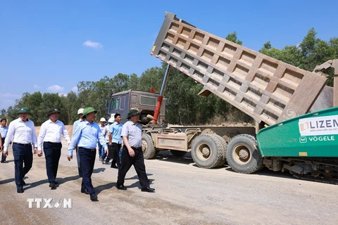 Thủ tướng Phạm Minh Chính kiểm tra tiến độ thi công Dự án Cao tốc Vân Phong-Nha Trang. (Ảnh: Dương Giang/TTXVN)