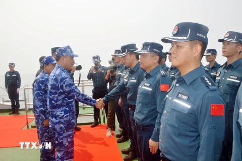 Đại tá Lương Cao Khải dẫn đầu đoàn công tác Cảnh sát Biển Việt Nam sang tàu Cảnh sát Biển Trung Quốc dự hội đàm, tổng kết chuyến tuần tra liên hợp. (Ảnh: Hoàng Ngọc/TTXVN)