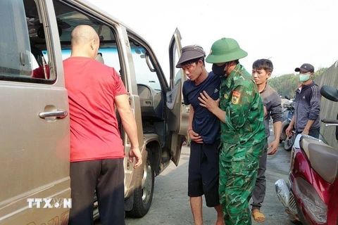 Lực lượng Bộ đội Biên phòng tỉnh Quảng Bình đưa các ngư dân bị nạn trên biển vào bờ. (Ảnh: TTXVN phát)