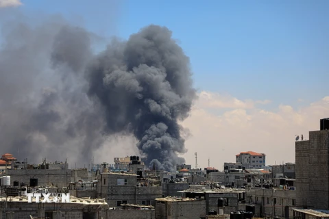 Khói bốc lên sau vụ oanh kích của Israel xuống thành phố Rafah, Dải Gaza. (Ảnh: THX/TTXVN)