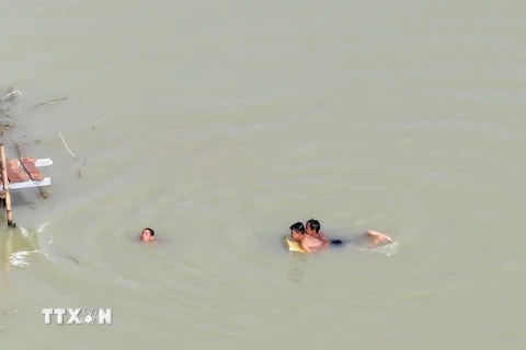 Việc trẻ em tắm, bơi lội tại ao hồ, sông suối... tiềm ẩn nhiều rủi ro. (Ảnh minh họa. Nguồn: TTXVN)