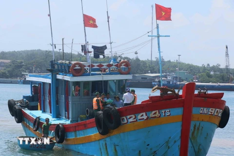 Trạm kiểm soát biên phòng An Hòa (xã Tam Quang, huyện Núi Thành) kiểm tra tất cả tàu cá trước khi ra khơi. (Ảnh: Đoàn Hữu Trung/TTXVN)