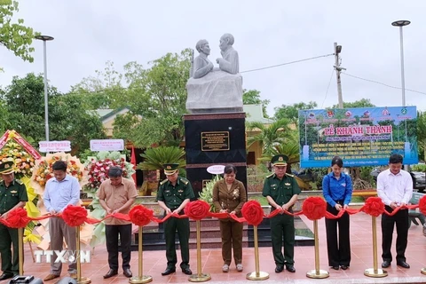 Cắt băng khánh thành công trình Tượng đài 'Bác Hồ với chiến sỹ biên phòng.' (Ảnh: TTXVN phát)