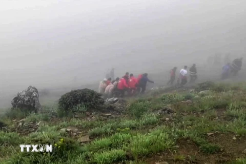 Lực lượng cứu hộ chuyển thi thể nạn nhân tại hiện trường vụ rơi máy bay chở Tổng thống Iran Ebrahim Raisi và đoàn tháp tùng ở tỉnh Đông Azerbaijan ngày 20/5/2024. (Ảnh: AFP/TTXVN)