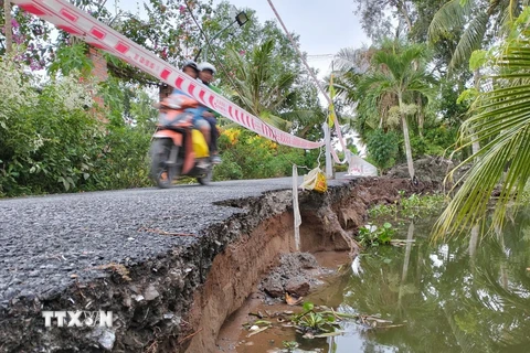 Hiện trường điểm sạt lở tuyến đường ôtô về trung tâm xã Ninh Quới, huyện Hồng Dân, tỉnh Bạc Liêu. (Ảnh: TTXVN phát)