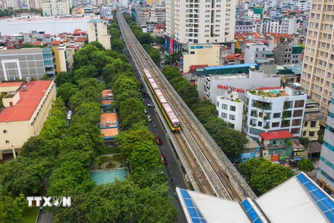 Đoàn tàu chạy kiểm tra định kỳ Dự án metro Nhổn-Ga Hà Nội. (Ảnh: Tuấn Anh/TTXVN)