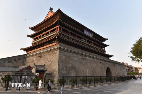 Tường thành Tây An được xây dựng lần đầu tiên năm 582 vào thời nhà Tùy. Trải qua những thăng trầm của lịch sử, tường thành không ngừng được nâng cấp, tôn tạo bởi các triều đại phong kiến Trung Hoa. (Ảnh: Thành Dương/TTXVN)