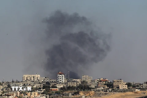 Khói bốc lên sau cuộc không kích của Israel xuống thành phố Rafah, Dải Gaza ngày 14/5. (Ảnh: THX/TTXVN)