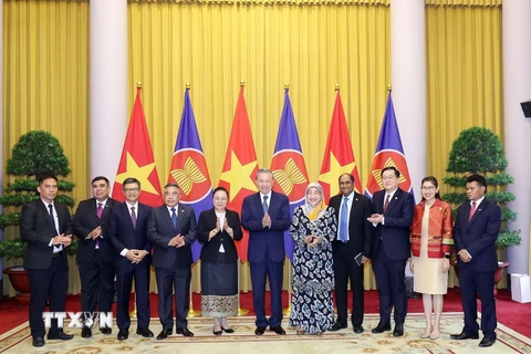 Chủ tịch nước Tô Lâm với Đại sứ các nước ASEAN. (Ảnh: Nhan Sáng/TTXVN)