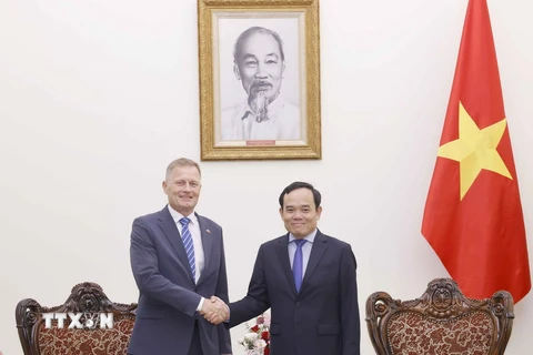 Phó Thủ tướng Trần Lưu Quang tiếp Giám đốc vận hành Tập đoàn LEGO Carsten Rasmussen. (Ảnh: Doãn Tấn/TTXVN)