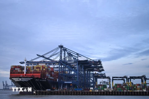Container hàng hóa được xếp tại cảng ở Felixstowe, Anh. (Ảnh: AFP/TTXVN)