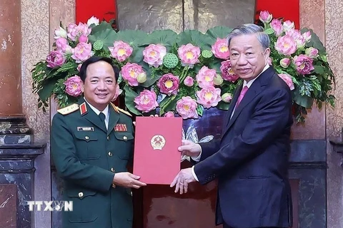 Chủ tịch nước Tô Lâm trao Quyết định bổ nhiệm chức vụ Chủ nhiệm Tổng cục Chính trị Quân đội Nhân dân Việt Nam cho Thượng tướng Trịnh Văn Quyết. (Ảnh: Nhan Sáng/TTXVN)
