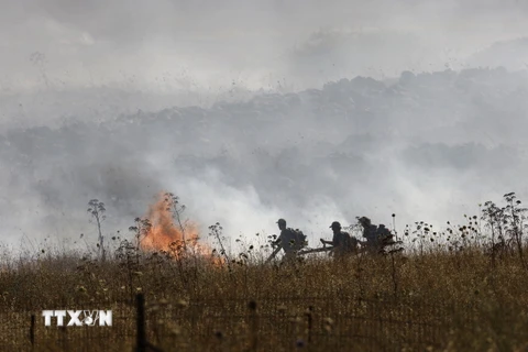 Lính cứu hỏa Israel dập lửa tại hiện trường vụ tấn công bằng rocket của lực lượng Hezbollah ở Liban nhằm vào ngoại ô thị trấn Katzrin thuộc Cao nguyên Golan, ngày 2/6. (Ảnh: AFP/TTXVN)